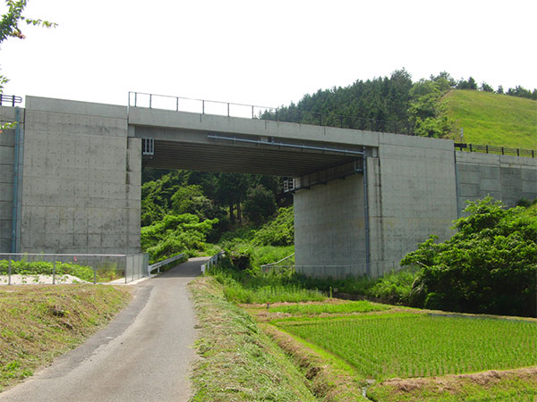 単径間PC跨道橋