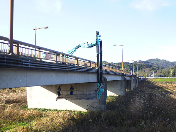 橋梁点検車を使用した橋梁点検